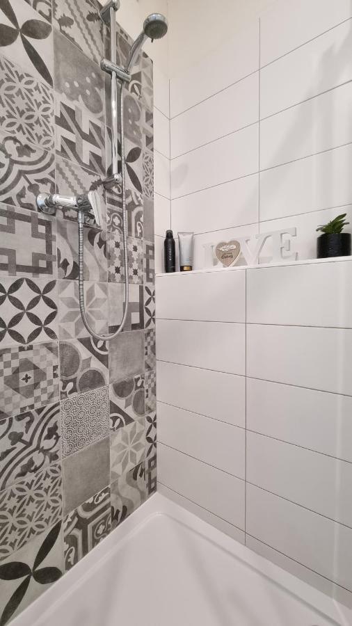 Finnem Rentals Zikova プラハ エクステリア 写真